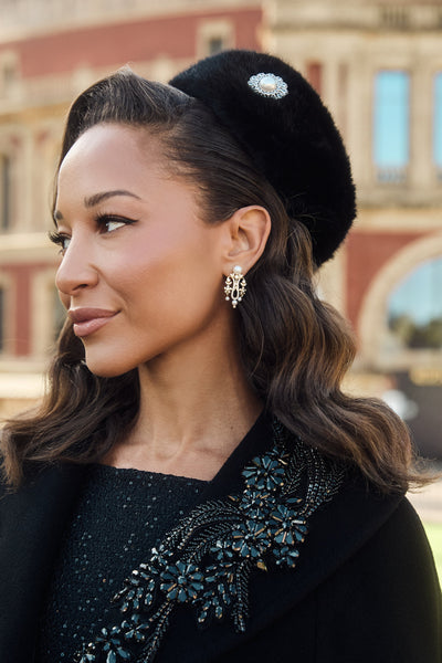 'Rivoli' Pillbox Hat with Brooch in Nero