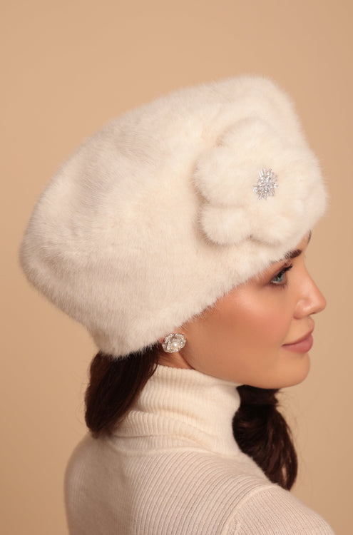 'Marion' Faux Fur Hat with Flower Motif in Bianco