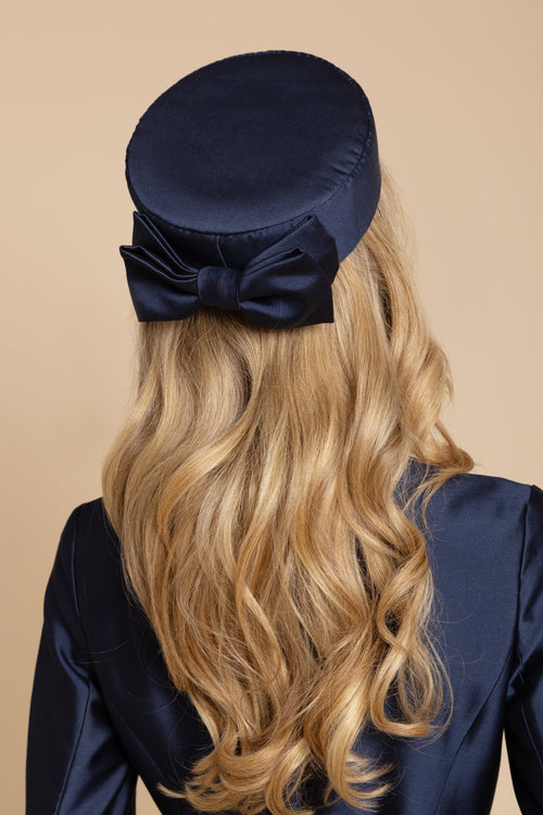 🎁 ‘Windsor’ Silk and Wool Pillbox Hat with Bow in Marino (10% off)